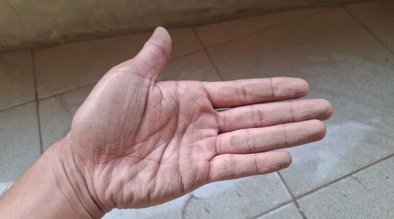 Abu Vulkanik Gunung Anak Krakatau Menyebar hingga Sukabumi, Menempel di Lantai Hingga Atap
