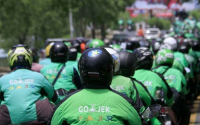 Ojol Terima Bonus Hari Raya dari Gojek dan Grab