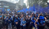 Suasana Meriah di Pusat Kota Bandung Saat Konvoi Persib Juara Liga 1 2024/2025