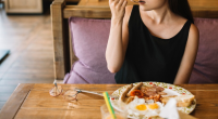 Kenali Perbedaan Lapar Fisik dan Lapar Emosional Sebelum Makan
