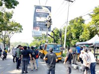 Tak Ada Ampun! Reklame Tak Berizin di Bandung Disegel Satgas Kepatuhan Pajak