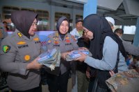 Polwan Polda Jabar Salurkan Bantuan Peralatan Ibadah untuk Pengungsi Longsor Cisarua