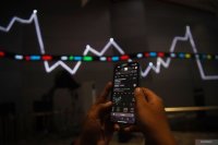 IHSG Bangkit, Menguat 1,56 Persen Setelah Enam Hari Koreksi (10 kata)