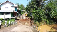 Jembatan Penghubung Desa di Sukabumi Putus Diterjang Arus Sungai
