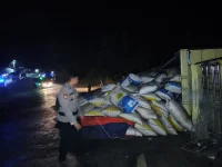 Truk Pengangkut Sekam Alami Kecelakaan di Tanjakan Baeud Sukabumi