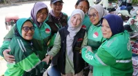 Driver Ojol Perempuan Menangis Haru, Laznas Daarul Qur’an Antar Kebahagiaan Qurban