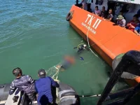 KRI Bawal 875 Selamatkan Kapal yang Tersangkut Jaring Nelayan