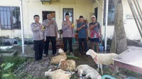 Polsek Gumukmas Bagikan Daging Kurban kepada Warga Saat Idul Adha