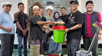 Dosen Tel-U Turun Tangan, Masjid Jami Sobarul Ma'mur Dibersihkan!