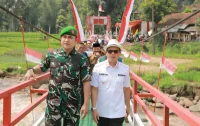 Kang DS Resmikan Jembatan Gantung Perintis Garuda di Pacet
