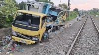 Satu Orang Tewas dalam Insiden Truk Boks Tersambar KA Pangrango di Sukabumi