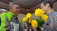 Nadiem Terharu Terima Mawar Kuning Jelang Sidang Vonis
