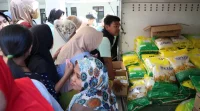 Pasar Murah Terintegrasi di Tanggul Diserbu Warga