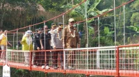 Melihat Antusias Warga Kebonpedes Sukabumi Manfaatkan Jembatan Gantung Prima Jantake