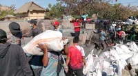 Ribuan ASN Dikerahkan Bersihkan Sisa Kebakaran Rumah Adat Sade