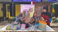 Masagi Cibogo Sulap Kantong Kresek Bekas Jadi Produk Bernilai