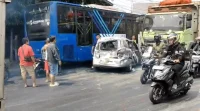 Dua Truk Tabrak Grand Livina di Bekasi, Satu Orang Tewas