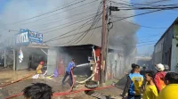 Kebakaran Melanda Sejumlah Toko di Sudiang Makassar
