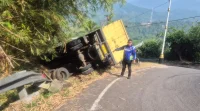 Dipicu Rem Blong di Turunan Tajam Cikidang, Sebuah Truk Boks Alami Kecelakaan