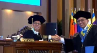 Diwisuda Doktor UNAIR, Gus Heri Bawa Pesan Promotor: Ilmu Harus Bertumbuh Menjadi Kemanfaatan