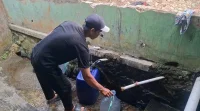 Sumur Kering, Warga Cisaat Sukabumi Tempuh 2 Kilometer Cari Air Bersih