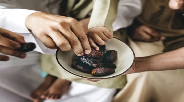 Sudah Berbuka Tapi Ternyata Belum Maghrib, Bagaimana Puasanya?