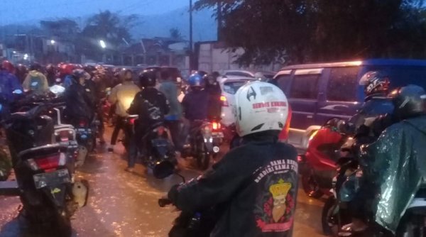 Banjir Cileuncang Genangi Bandung Selatan