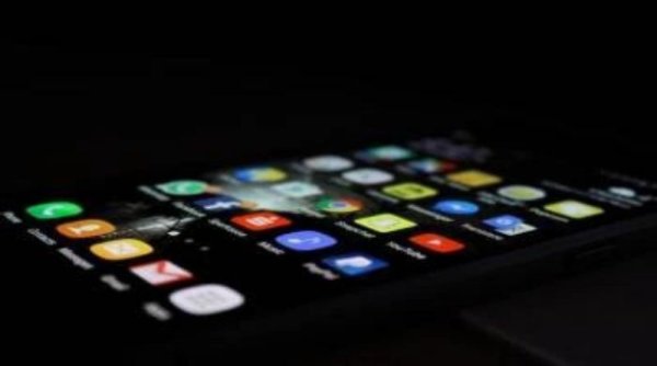 Dark Mode Nyaman di Mata, tapi Apa Aman untuk Penglihatan?