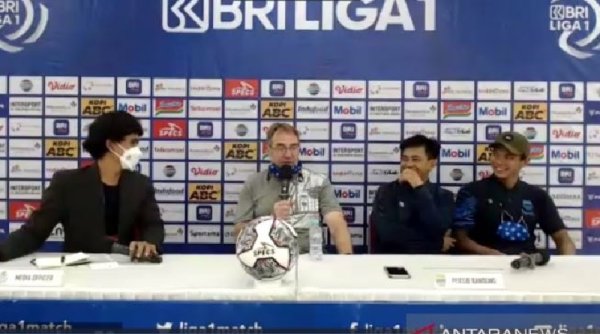 MAUNG BANDUNG:  Kecolongan di Babak Pertama, Buah Coba-coba Robert yang Diakui Gagal