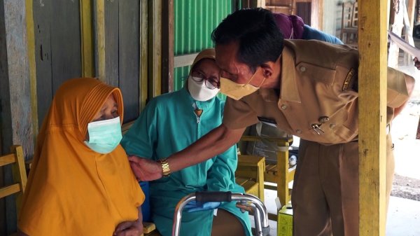 Lansia Desa Bendo Dapat Layanan Homecare Vaksin