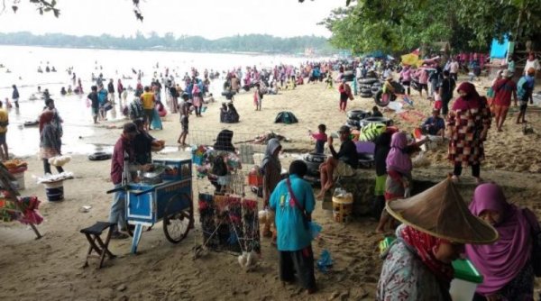 Wisatawan Pantai Carita Mulai Membeludak