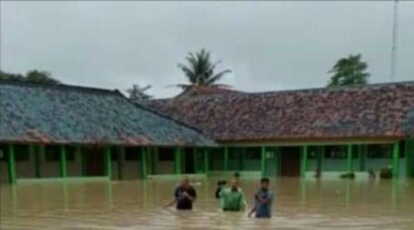 Banjir Rendam Sekolah dan Jalan Raya di  Tegalbuleud Sukabumi