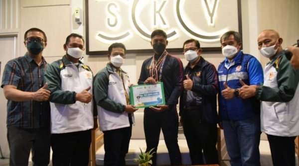 Kang DS Terbang ke Papua, Sekadar Berikan Bonus Kepada Indra Hidayat, Peraih Emas Pertama PON XX