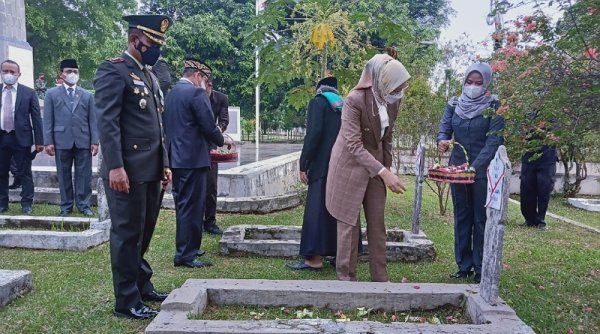 Sambut HUT TNI ke-76, Kodim 0619/PWK Bersama Forkopimda Laksanakan Ziarah Nasional