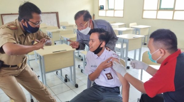 Hibur Siswa Vaksinasi di SMAN 1 Cisayong, KCD 12 Tasikmalaya Menari dan Lakukan Selebrasi