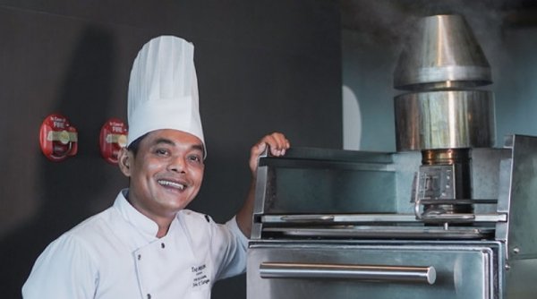 Chef John M. Tarigan dengan "JOSPER Charcoal Ovens" di Magnolia Restaurant by The Westin Surabaya