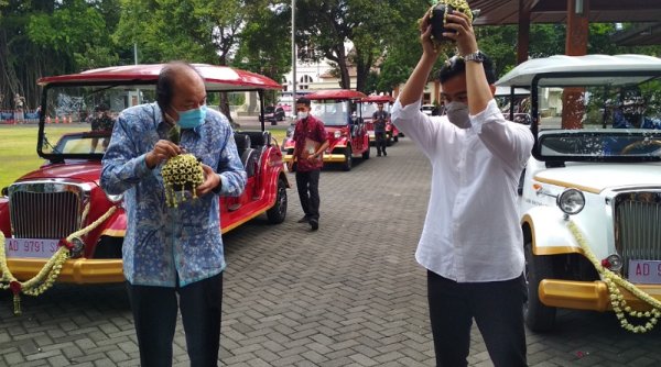 Solo Mendapat Bantuan 8 Mobil Listrik Wisata dari Tahir Foundation