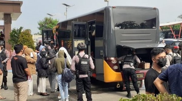 Hasil Penggerebegan Pinjol di Yogya, Polda Jabar Tetapkan 1 Tersangka dan 7 Orang Masih Diperiksa