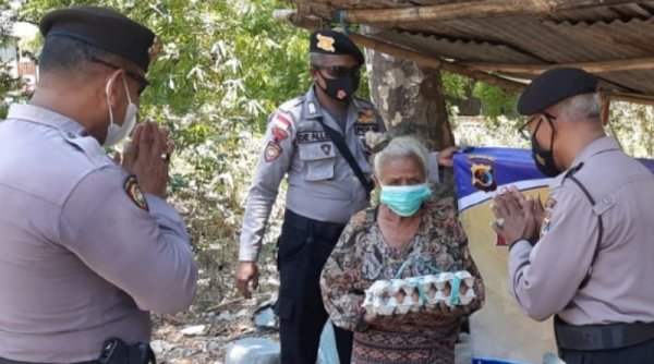 Sabhara Polres Sikka Bagikan Sembako Bagi Warga Kurang Mampu