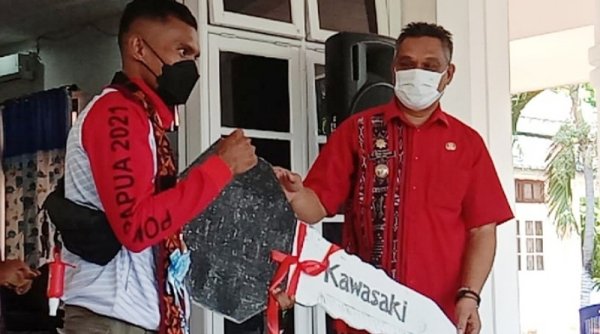 Dua Atlet Peraih Medali Emas PON XX Papua Asal Sikka, Dapat Bonus Sepeda Motor