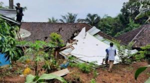 Amuk Hujan Angin di Sukabumi, Rusak Rumah dan Fasilitas SD