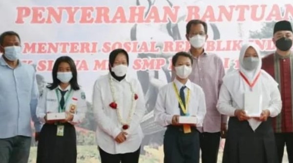 Mensos Risma Berikan Bantuan 105 Unit Tablet Kepada Anak Anak Eks Lokalisasi Dolly