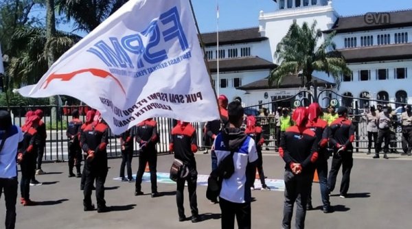 Kawal Pembahasan UMK, Puluhan Buruh Demo di Depan Gedung Sate