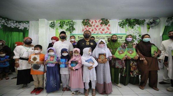 Dorong Bandung Agamis, Wakil Wali Kota dan Rappi Tampan Bagikan Al Quran
