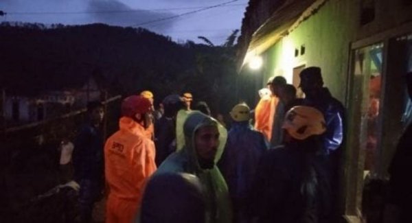Satu Rumah Ambruk Tertimpa Longsor di Kota Bogor