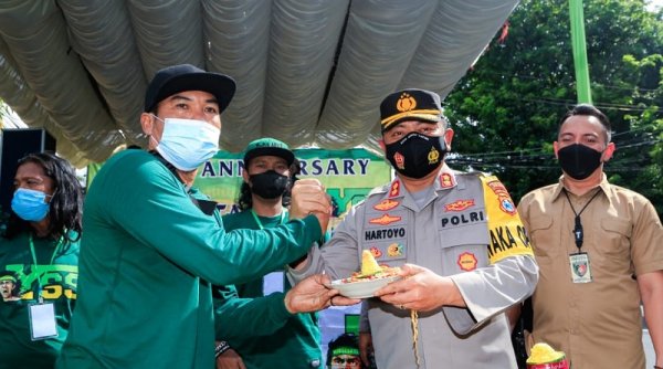 HUT ke 27 YSS, Bonek Berikan Cinderamata kepada Kapolrestabes Surabaya