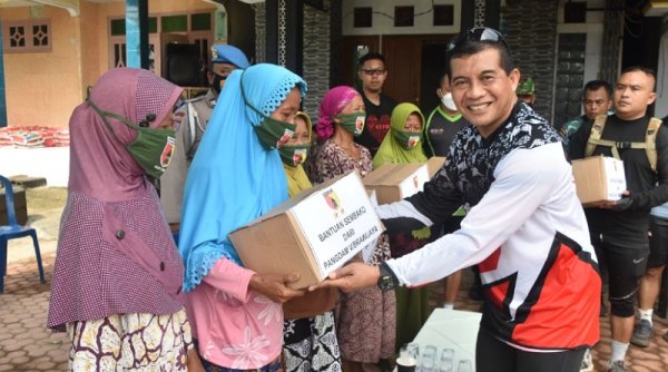 Pangdam V/Brawijaya Bagikan Puluhan Paket Sembako di Bondowoso