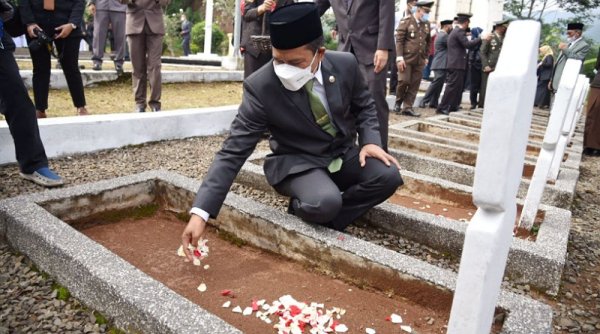 Peringati Hari Pahlawan, Bupati Bandung Melakukan Tabur Bunga di TMP Sadu
