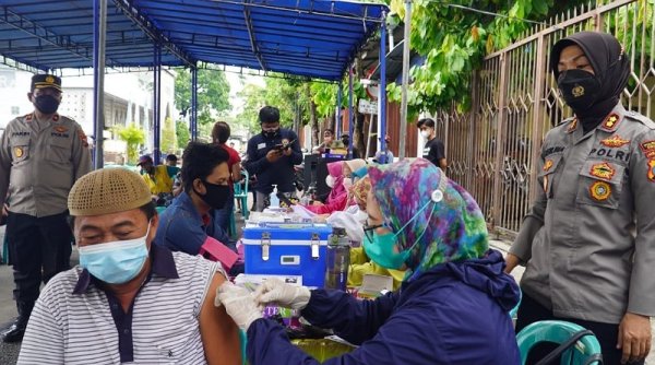 Kapolrestabes Surabaya Gelar Akselarasi Vaksin Bersama Komunitas Jogoboyo
