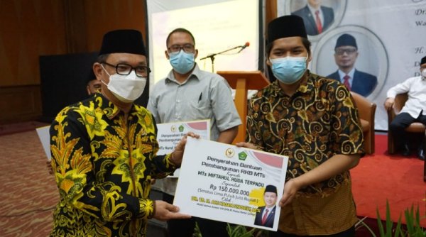 Ace Hasan Salurkan Bantuan kepada Puluhan Madrasah di Kabupaten Bandung dan Bandung Barat